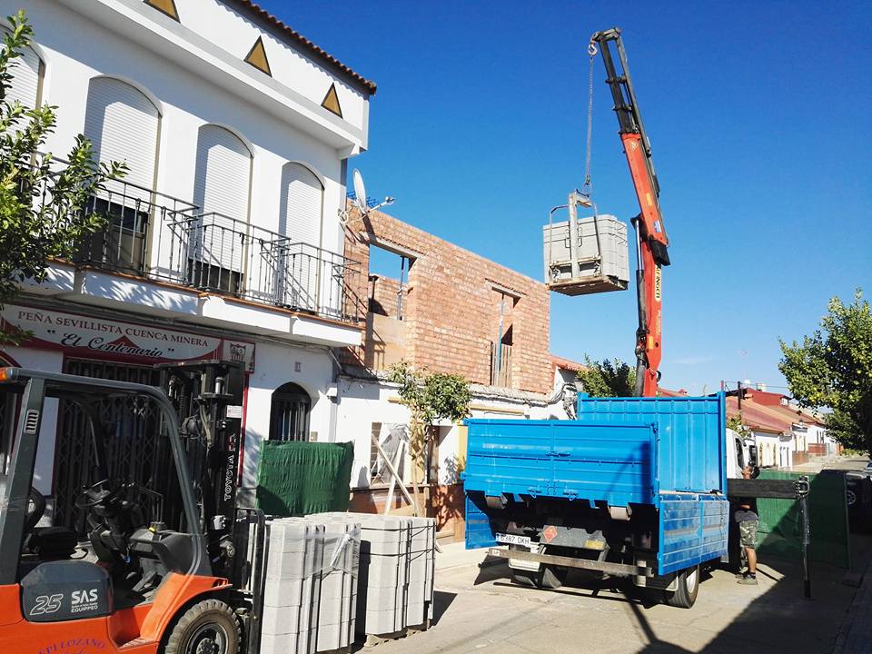 Materiales De Construcción Pepi Lozano transporte con grúa 